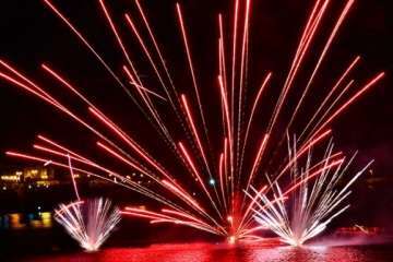 Los fuegos de Melenara, una explosión de color (Foto Celia Fernández)